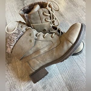 Madden Girl Taupe Combat Boots size 5 used good condition great fall shoe/boot